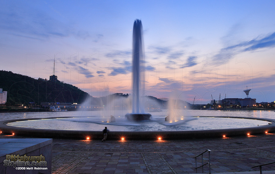 Pittsburgh fountain at the point at dusk.